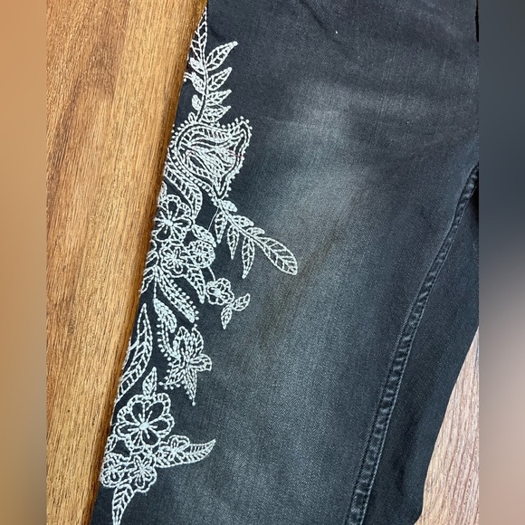 Romeo & Juliet Couture Black and White Skinny Jeans with Embroidery - Picture 3 of 9